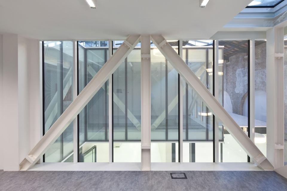 Per mettere in risalto i muri storici che definiscono l'interno i materiali e i colori scelti per l'addizione sono semplici e ridotti nella varietà