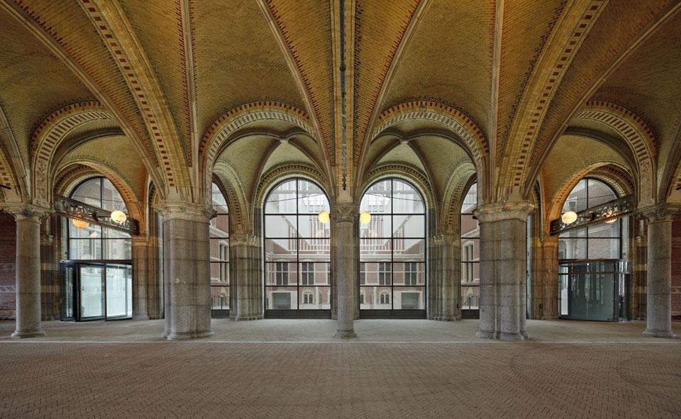 In apertura: Cruz y Ortiz, nuovo progetto e ampliamento del Rijksmuseum di Amsterdam. Vista del nuovo Atrio. Qui sopra: il passaggio del Rijksmuseum. Photo Pedro Pegenaute. Image courtesy of Rijksmuseum