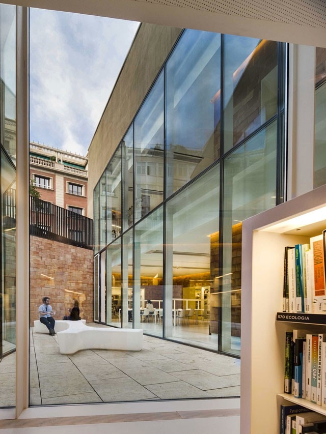 Top and above: BCQ arquitectura Barcelona, Joan Maragall Library, Barcelona. Photo Ariel Ramírez