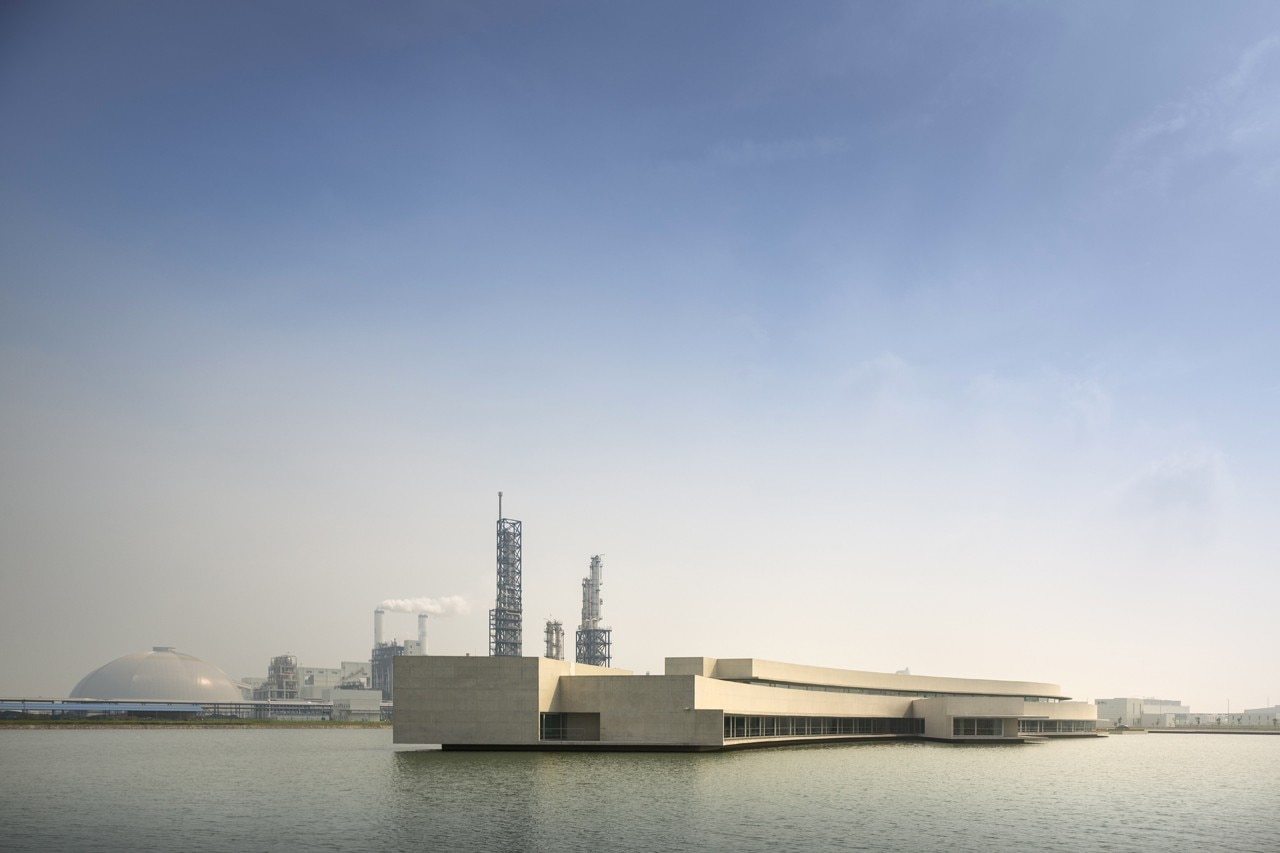 Álvaro Siza & Carlos Castanheira, The Building On the Water, Huai’An City, Jiangsu Province, Cina