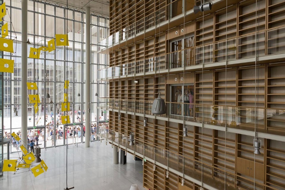 Renzo Piano Building Workshop, Stavros Niarchos Foundation Cultural Centre, vista interna della libreria. Scultura dell'artista Susumu Shingu: Myth, 2016. © SNFCC, foto Yiorgis Yerolymbos