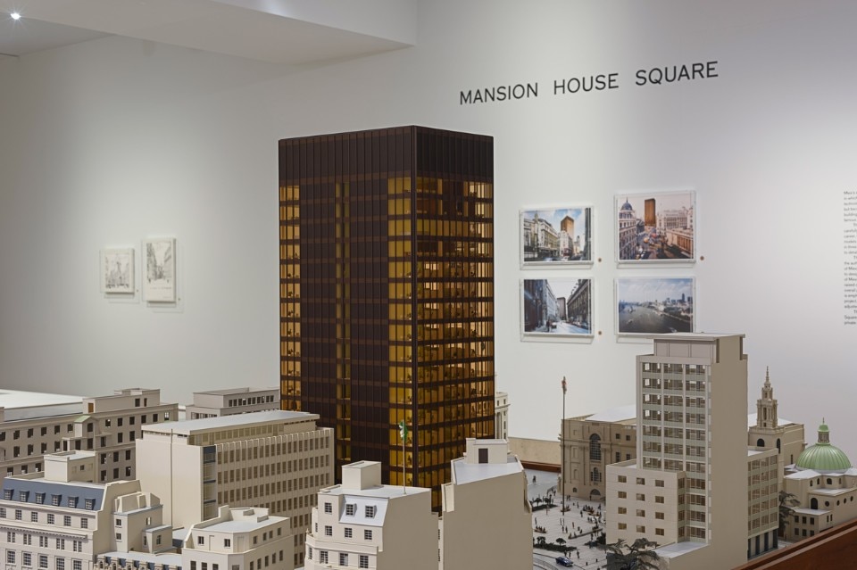 Vista della mostra "Circling the Square" al RIBA di Londra