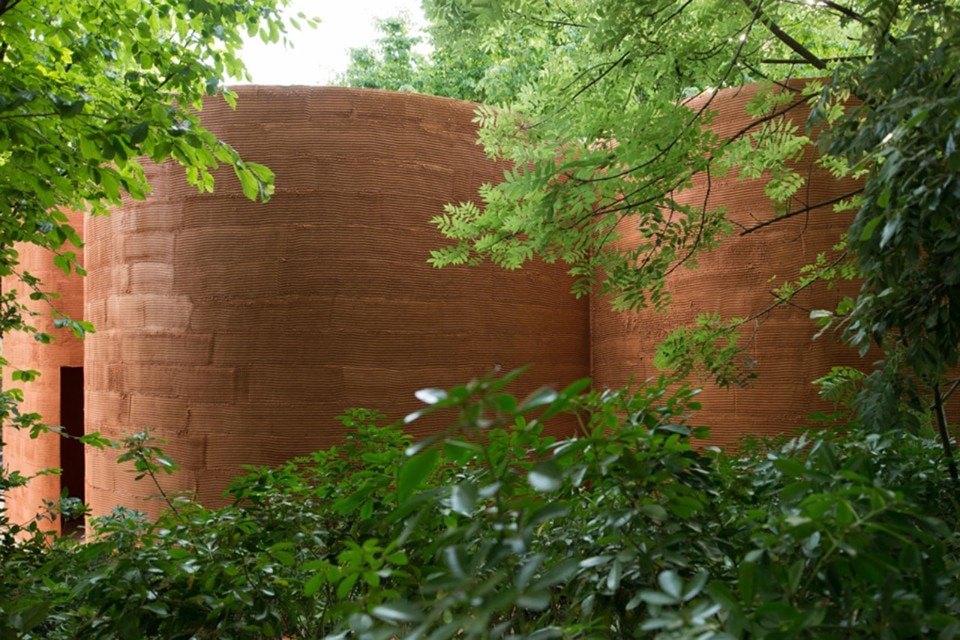 Il padiglione realizzato da Pezo Von Ellrichshausen e Christian Boltanski all’interno del giardino del museo MAC VAL a Vitry sur Seine