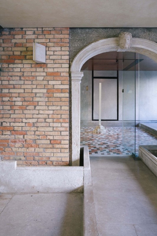 View of the exhibition “Le pietre del cielo”, Fondazione Querini Stampalia, Venice. Photo gerdastudio