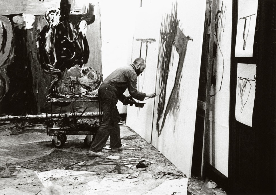 Georg Baselitz nel suo studio allo Schloss Derneburg, 1983. Photo © Daniel Blau, Monaco