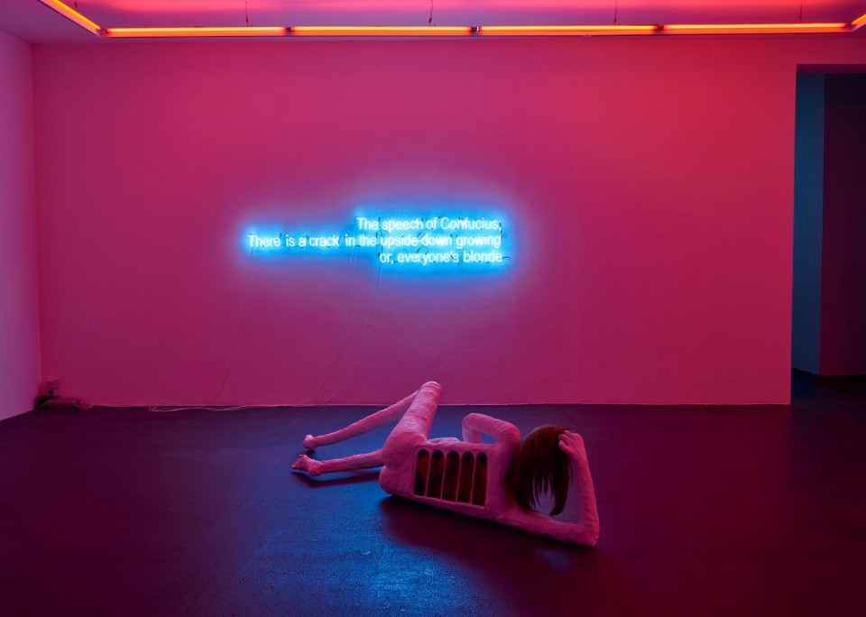  Mademoiselle, Veduta della mostra, CRAC OCCITANIE à Sète - Rebeca Ackroyd , NAVE!, 2018 Sculpture, Courtesy of Peres Projects and the artist & Anetta Mona Chisa & Lucia Tkacova, Haiku - Ask The Time, 2007-2009 Tubes neon, transformateurs, fils électriques/ Neon tubes, transformers, electric wire 42 x 227 cm Courtesy Christine Köning Galerie, Vienne - Photographie 26982 © Marc Domage