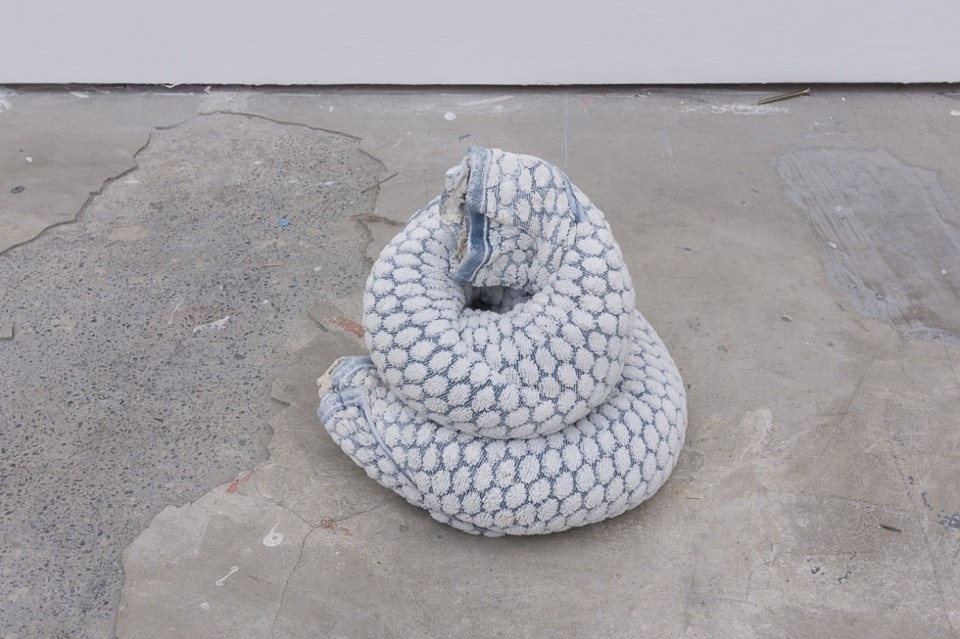 Oren Pinhassi,  Towel Snake (Beige), Edel Assanti, Londra, 2018