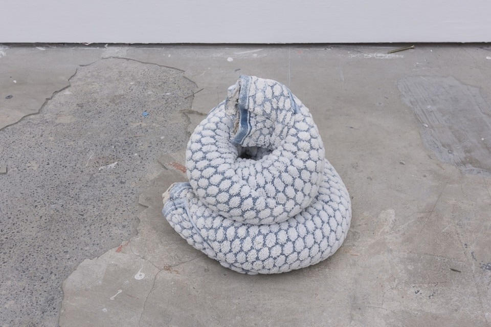 Oren Pinhassi, Towel Snake (Beige), Edel Assanti, Londra, 2018 Oren Pinhassi, Towel Snake (Beige), Edel Assanti, Londra, 2018
