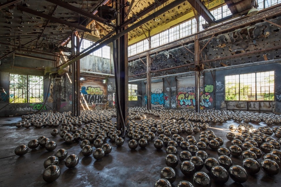 Rockaway! 2018 presenta la installazione Narcissus Garden di Yayoi Kusama, ©YAYOI KUSAMA. Artwork courtesy Ota Fine Arts, Tokyo/Singapore/Shanghai; Victoria Miro, London/Venice; e David Zwirner, New York