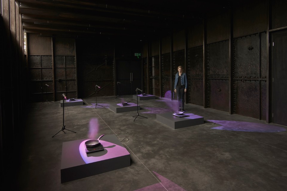 Vista dell’installazione, Mika Rottenberg, Goldsmiths Centre for Contemporary Art, Londra.