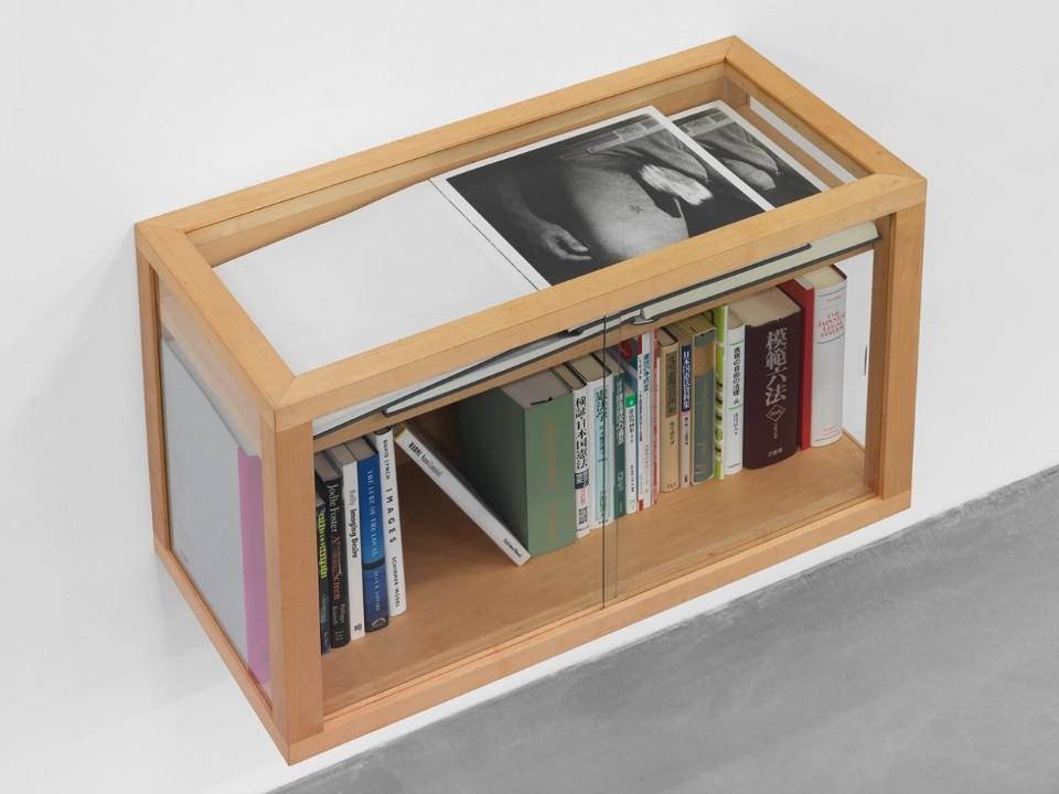 Maria Eichhorn, 輸入禁制品 / Prohibited Imports, 2003, wall-mounted vitrine (wood, glass), books, magazines, 47.5 x 76.5 x 38 cm, Sammlung Migros Museum für Gegenwartskunst, Foto: Stefan Altenburger Photography, Zurich © ProLitteris, Zürich