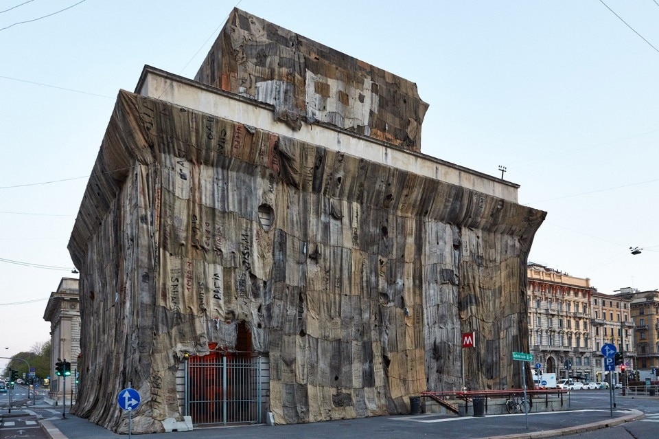Ibrahim Mahama, A Friend, 2019. Installation view, Caselli Daziari di Porta Venezia, Milano. Ph. Marco De Scalzi; Courtesy Fondazione Nicola Trussardi, Milano