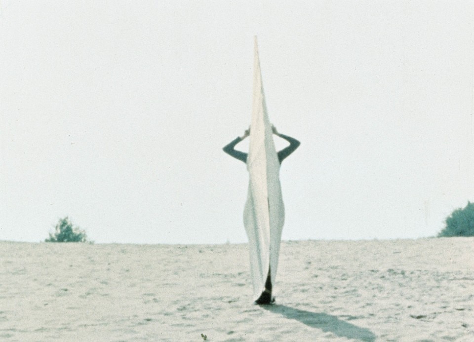 Rebecca Horn, White Body Fan, 1973 (Filmstill), 16 mm (digitised), colour, sound, © 2019: Rebecca Horn/ProLitteris, Zürich