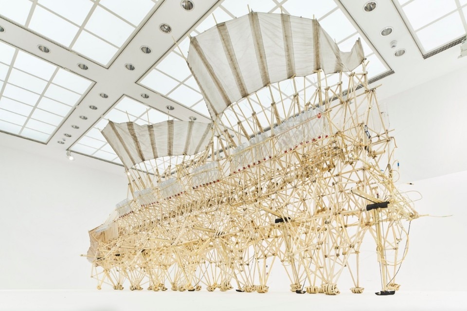 Theo Jansen, Strandbeest, Umerus, 2009 Kinetische Skulptur / Kinetic Scupture Foto / Photo: Norbert Miguletz © Frankfurter Kunstverein