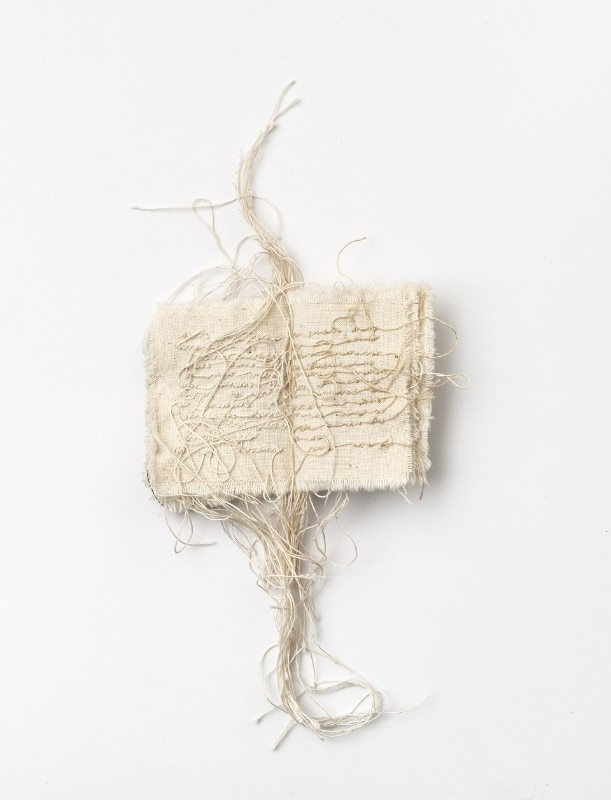 Maria Lai, Untitled (livre cousu minuscule), 1979, Tessuto e cuciture, 7 × 6 cm, Courtesy Collezione Giuseppe Garrera, Roma, Foto Giorgio Benni 