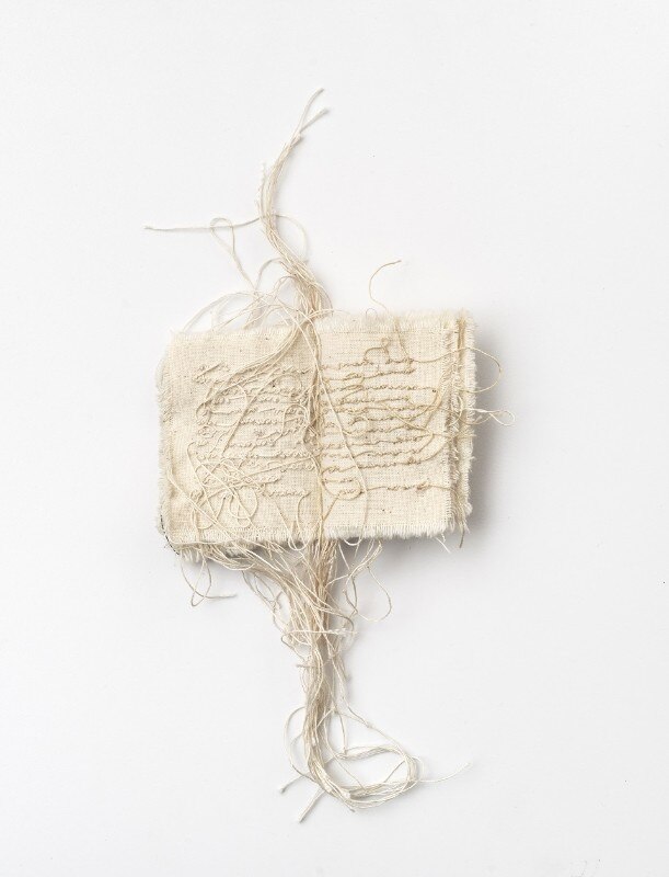 Maria Lai, Untitled (livre cousu minuscule), 1979, Tessuto e cuciture, 7 × 6 cm, Courtesy Collezione Giuseppe Garrera, Roma, Foto Giorgio Benni Maria Lai, Untitled (livre cousu minuscule), 1979, Tessuto e cuciture, 7 × 6 cm, Courtesy Collezione Giuseppe Garrera, Roma, Foto Giorgio Benni