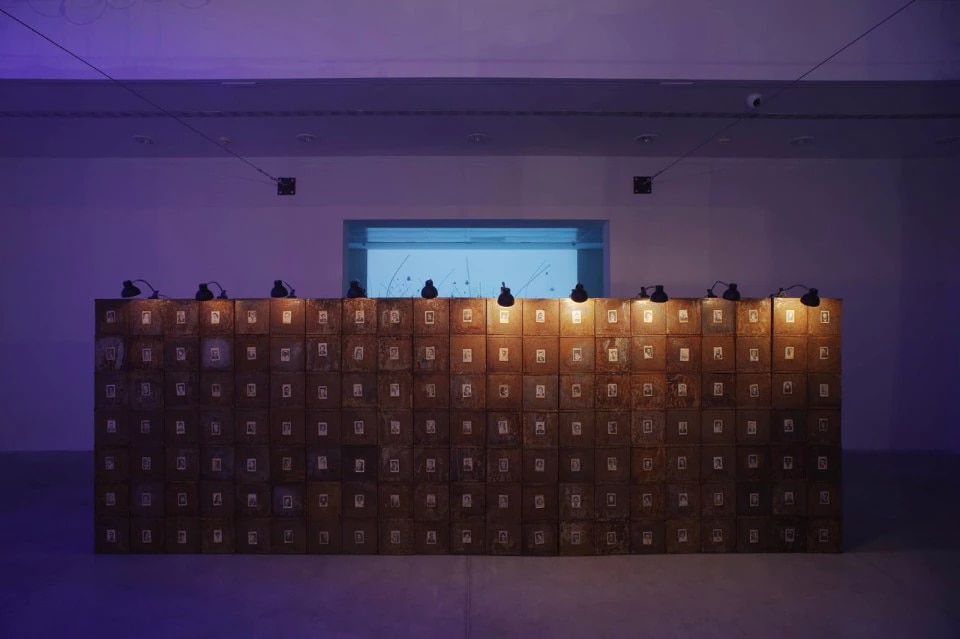Christian Boltanski, Anime. Di luogo in luogo, veduta dell'allestimento presso il MAMbo di Bologna, 2017. 