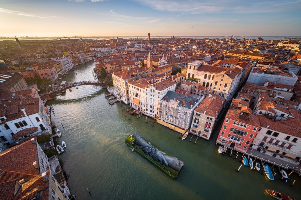 “Beyond Walls”, Saype, Venezia. Foto © Valentin Flauraud