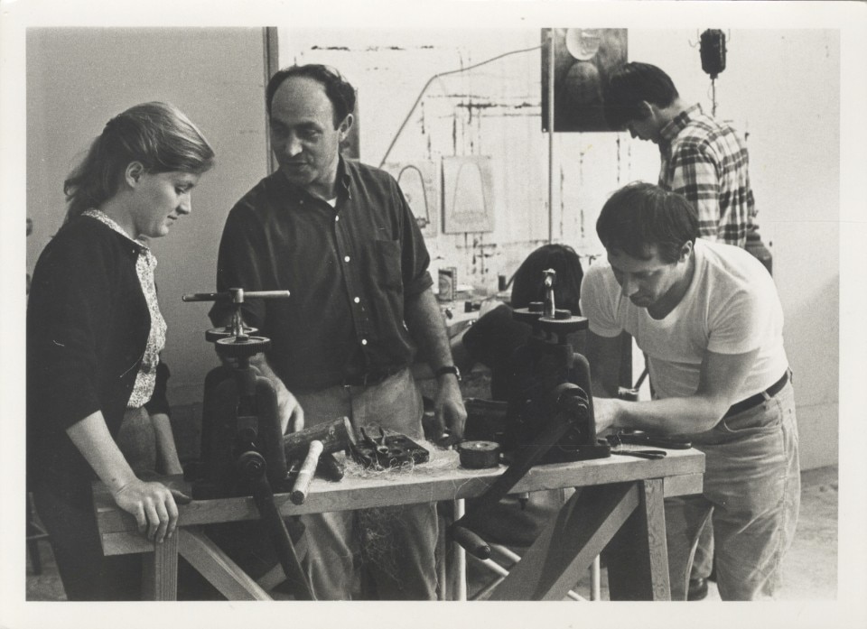 Arnaldo Pomodoro con gli studenti dell’Art Department della Stanford University, 1966 - 1967. Foto: Leo Holub.