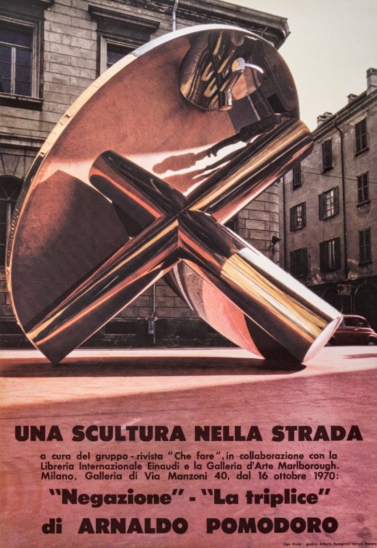 Manifesto della mostra Una scultura nella strada (piazzetta della Galleria Manzoni, Milano), ottobre 1970. Foto:  Carlos&Dario Tettamanzi.