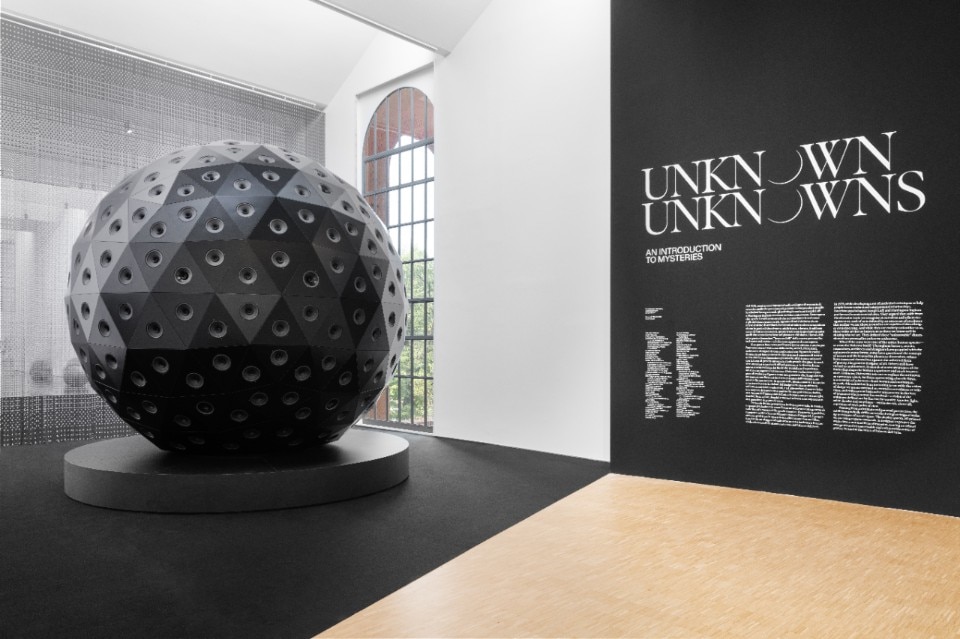 Yuri Suzuki, La morte nera, “Unknown Unknowns”. Foto DSL Studio. Courtesy Triennale Milano