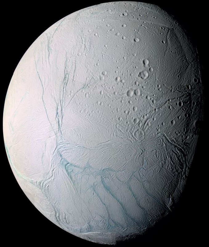 Crateri di Encelado e complessi terreni fratturati. Courtesy NASA JPL SpaceScienceInstitute