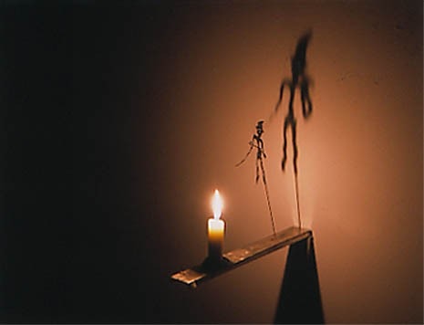 “Leçon de ténèbres: les ombres” di Christian Boltanski, dettaglio, 1987 (foto Peter Lauri, Berna)

