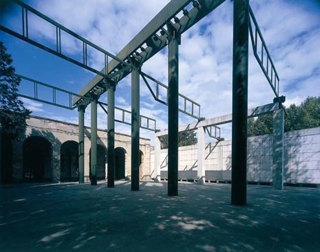 Il piazzale esterno ristrutturato da Gae Aulenti nel 1996. È completamente lastricato in pietra serena e caratterizzato da colonne e travi reticolari in ferro. La superficie totale è di mq 1.100. Foto Carlo Fei