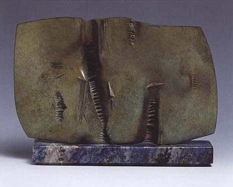 Giò Pomodoro, <i>Tensione e segni</i>, 1958, bronzo patinato verde, cm 19.5 x 31