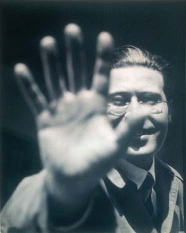 Lucia Moholy, <i>László Moholy-Nagy</i>, 1925–26. Ford Motor Company Collection, dono di Ford Motor Company e John C. Waddell, 1987
