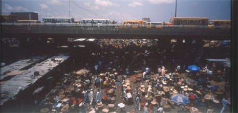 Armin Linke, <i>Lagos, Nigeria</i>, 2002, stampa fotografica. Per gentile concessione Magazzino d’arte moderna