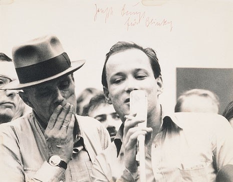 Joseph Beuys con Blinky Palermo (a destra), © DACS 2003
