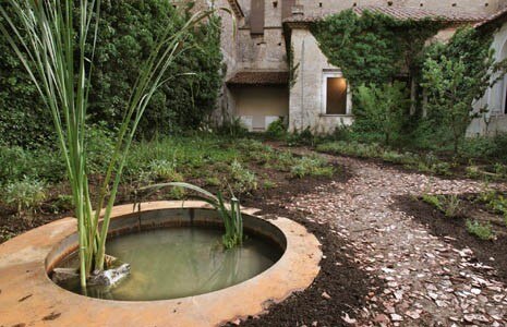 Helene Hölzl propone un intervento minimale che rispetta l’ambiente selvaggio e abbandonato della cella n. 21
