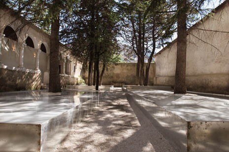 Le vasche in acciaio ricoperte da un velo d’acqua, pensate dal progettista portoghese Victor Beiramar Diniz

