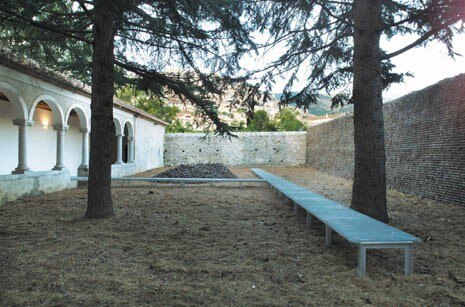 Il simbolico giardino, letteralmente invaso da migliaia di pigne, del gruppo olandese West8
