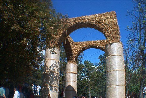 Eko modella la sua costruzione sulla forma dei tipici portali italiani ad arco