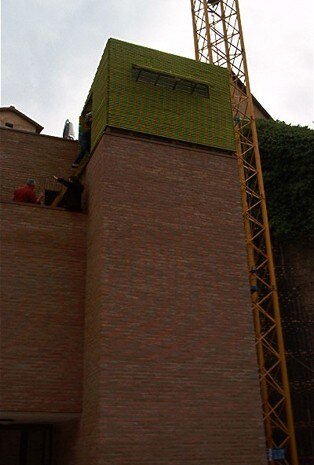 Il lavoro consiste nella costruzione di una semplice casa-orto sul tetto di una casa di Siena