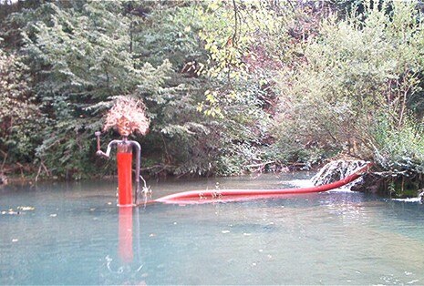 “Lo spirito del fiume”, l’installazione di Jimmy Durham sul fiume Elsa