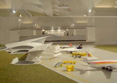 Santiago Calatrava ha progettato il nuovo terminal dell'aeroporto e la torre di controllo
