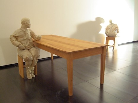Juan Muñoz (1953-2001), <i>Sombra y boca</i>, resina poliestere, tessuto, pigmento, legno e motore, 1996
