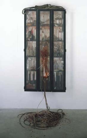 Damien Hirst, <i>The Suicide of Judas Iscariot</i>, 2002. Bacheca coperta di polvere nera con schienale in acciaio inossidabile, utensili medici in vetro e oggetti di vario genere, 240 x 97,5 x 60 cm. Per gentile concessione di Jay Jopling / White Cube. Copyright © dell’artista