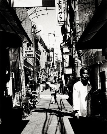 Daido Moriyama, <i>Osaka</i>, 1996. Gelatin silver print, 150 x 100 cm Dalla serie <i>Hysteric n° 8</i>. Per gentile concessione Daido Moriyama e Taka Ishii Gallery

