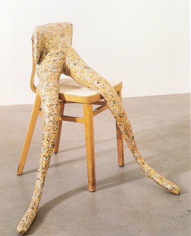 Sarah Lucas, <i>Love Me</i>, 1998, scultura
in cartapesta, sedia, cm 76,2 x 83,8 x 81,3. Collezione Patrizia Sandretto Re Rebaudengo. Per gentile concessione Fondazione Sandretto Re Rebaudengo

