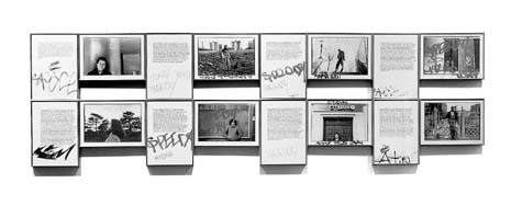 <i>Le Bronx</i>, 1980, installazione di libri e foto realizzata da Item-Editions, Paris, 2002. Copyright © ADAGP, 2003, Paris
