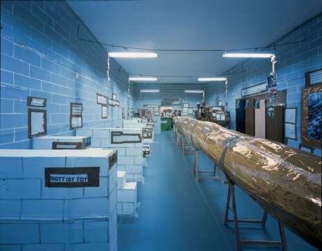 Thomas Hirschhorn, <i>Double Garage</i>, 2002. Copyright © Galerie Arndt & Partner, Berlin. Foto Bernd Borchardt 
