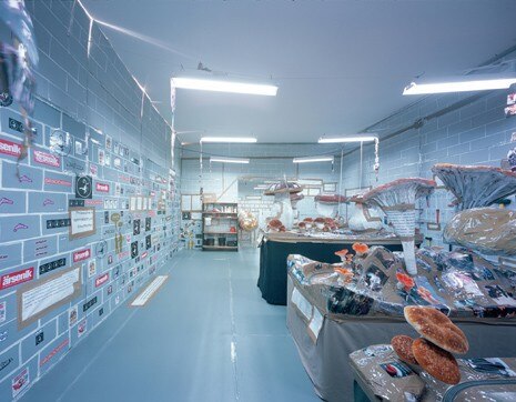 Thomas Hirschhorn, <i>Double Garage</i>, 2002. Copyright © Galerie Arndt & Partner, Berlin. Foto Bernd Borchardt 
