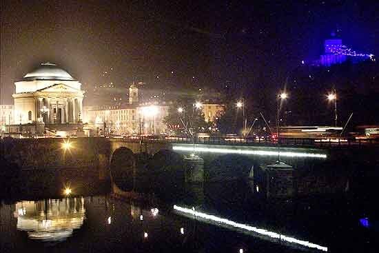 Joseph Kosuth, <i>Doppio passaggio (Torino)</i>, Murazzi del Po
