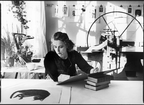 Kiki Smith al lavoro su una acquaforte, New York, 2000. Foto Gavin Bond
