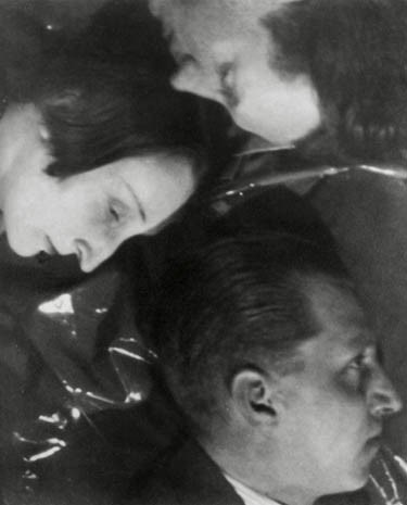 Cecil Beaton, Edith, Osbert and Sacheverell Sitwell, 1927, stampa al bromuro, 37 x 32 cm, Sir Reresby Sitwell Bt