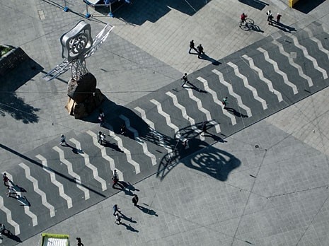 L’installazione The Travellers a Melbourne. Consiste in dieci sculture per il Sandridge Bridge, 2006